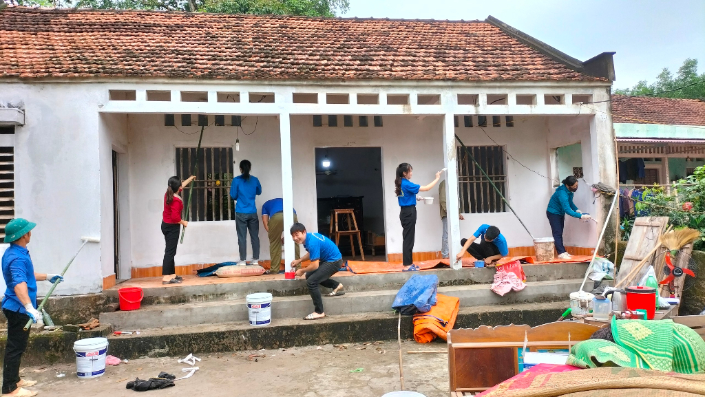 Mặt trận Tổ quốc và các đoàn thể xã Tiến Thắng tổ chức sơn nhà cho hộ nghèo nằm trên địa bàn thôn đặc biệt khó khăn